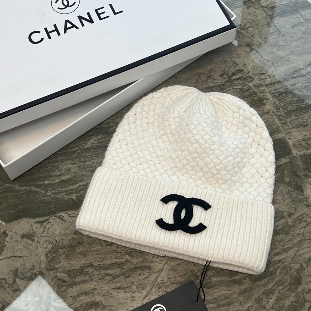 Unused Chanel 24B Popular Knit Hat White Women's hat